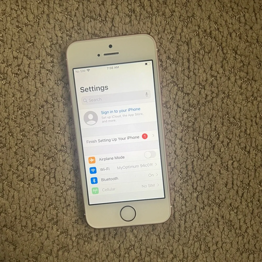 Apple iPhone SE 64gb 1 gen rose gold mint condition factory unlocke